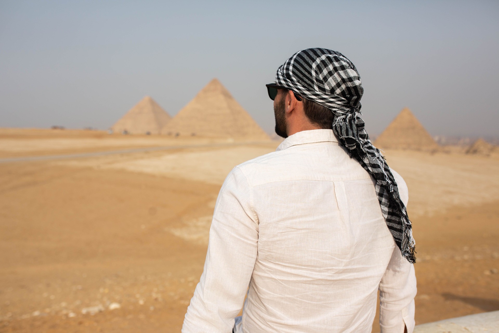 Ein junger Tourist vor den Pyramiden in Ägypten