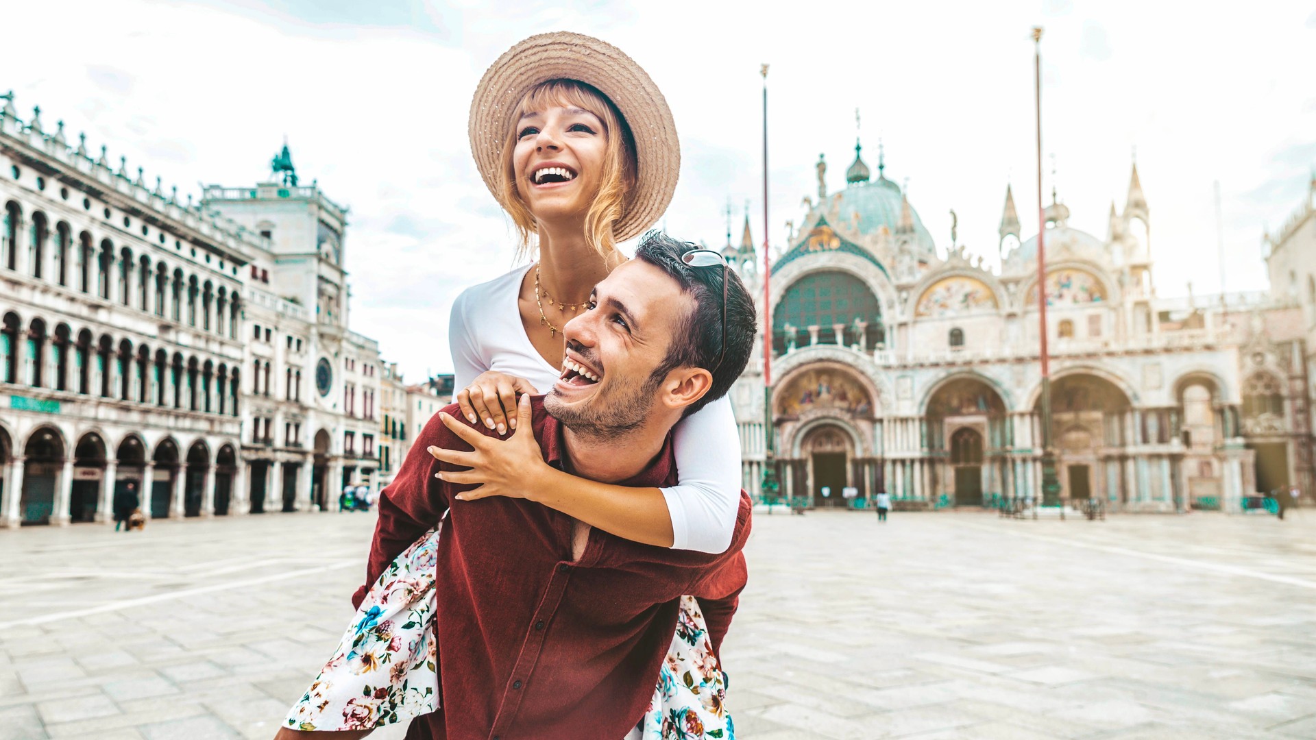 Romantisches junges Paar genießt Urlaub in Venedig, Italien - Glückliche Touristen, die italienische Stadt im Sommerurlaub besuchen - Tourismus- und Lebensstilkonzept