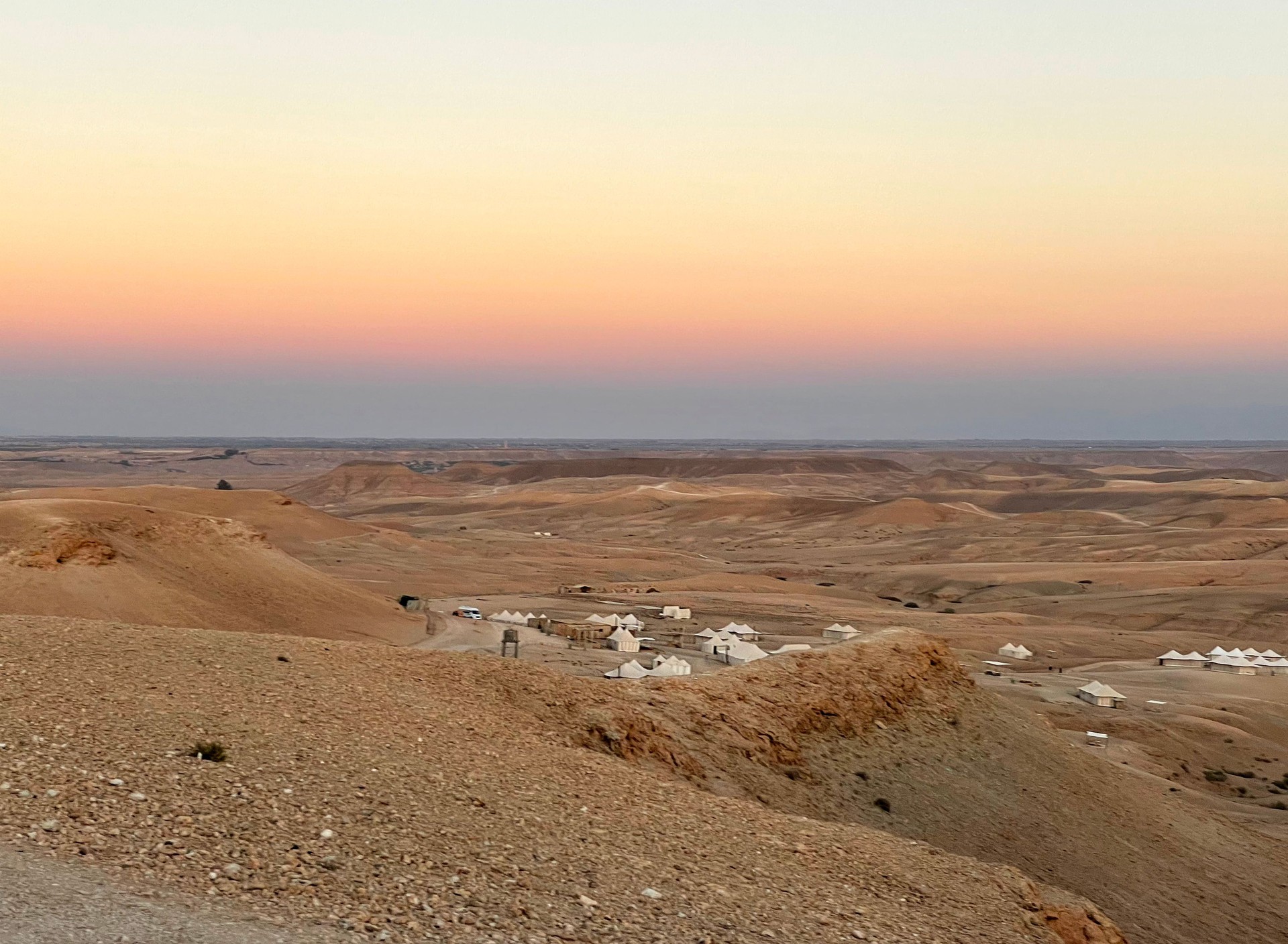 Sonnenuntergang in der Agafay-Wüste, Marrakesch, Marokko