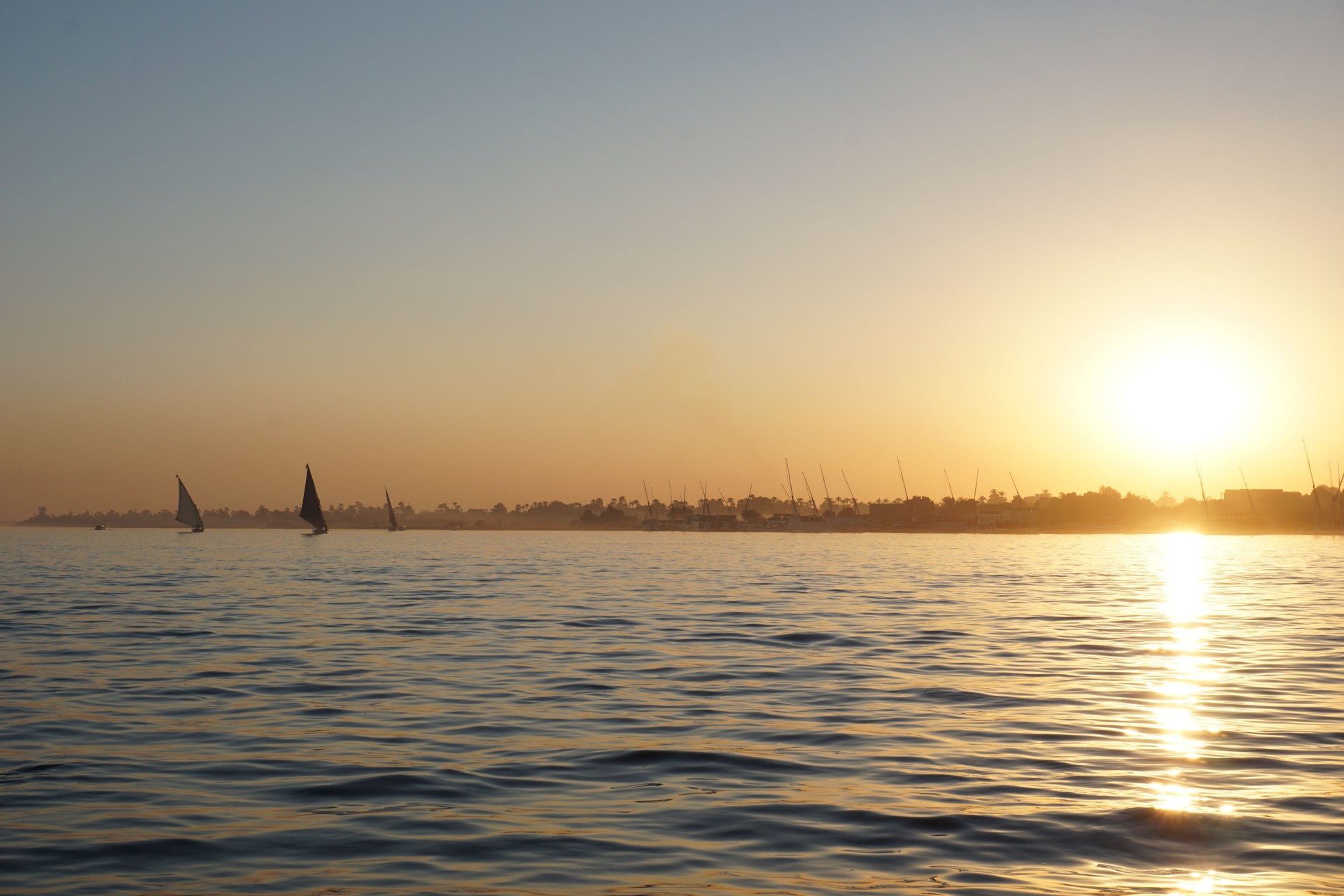 Sonnenuntergang von einer Felucca am Nil in Luxor